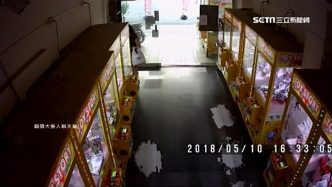 女進夾娃娃機店　關燈拔插座害沒生意