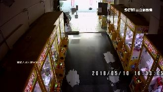 女進夾娃娃機店　關燈拔插座害沒生意