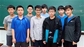 亞洲物理奧賽　台灣與越南並列第3台灣學子參加2018年亞洲物理奧林匹亞競賽摘下4金1銀3銅，國際排名與主辦國越南並列第3。圖為台灣代表團成員曾憲揚（前左起）、鍾尚軒、陳昶瀚、羅培瑞、高瑋伯（後左起）、姜理元、王維恩、朱嘉棟合影。（教育部提供）中央社記者陳至中傳真　107年5月12日