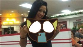  美食,自拍,露奶,露點,網路,裸露,裸體,速食店,酒吧,咖啡聽,餐廳,天體　圖／翻攝自太陽報　https://goo.gl/7SRjVt