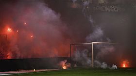 ▲漢堡球迷丟擲火焰。（圖／美聯社／達志影像）