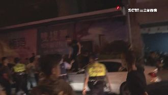 酒客亂鬥亮開山刀　警奪扳機指濺血