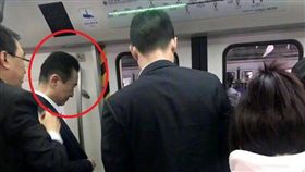 最近手頭緊？身家千億富豪搭地鐵　網：知道北京有多塞了吧（圖／翻攝自新浪娛樂微博）