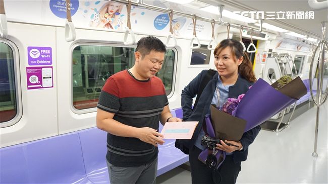 家人突襲送康乃馨！司機員媽驚喜哽咽