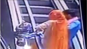 心碎瞬間！父母手扶梯玩自拍手滑　10月大女嬰墜樓慘死　圖／翻攝自太陽報