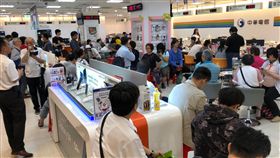 搶辦499吃到飽　中華電：暫無展延計畫電信三雄祭出新台幣499元吃到飽方案，引爆空前申辦熱潮，各地中華電信門市湧入大批等待申辦的民眾。中華電11日表示，目前暫無展延計畫，按原定計畫至15日止。中央社記者吳家昇攝　107年5月11日