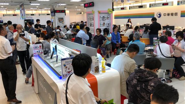 你打的客服非中華電　而是派遣公司？