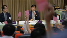 台大校務會議結果出爐（1）國立台灣大學12日召開臨時校務會議討論校長遴選案後續因應，經冗長討論並針對校務會議代表的各種提案逐一表決，最後以77票贊成、30票反對、3票空白通過，將要求教育部依法「儘速發聘」，必要時將尋求救濟。中央社記者孫仲達攝　107年5月12日