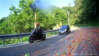 直擊西瓜跳車瞬間！　車友自摔撞警車