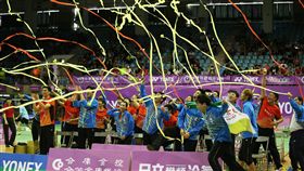 合庫啦啦隊用彩帶印接18連霸。（圖／中華羽協提供）