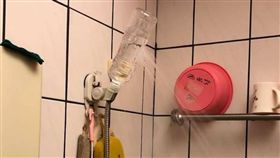 洗澡,蓮蓬頭,寶特瓶,萬事通,生活智慧王,塑化劑（圖／翻攝自爆廢公社）