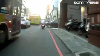 三寶從巷口竄出　雙載情侶慘遭彈飛