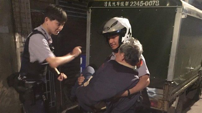 失智翁迷途枯坐小吃攤　警霸氣扛回家
