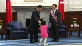 2013-11-14馬英九贈勳羅志強，羅志強2名年幼女兒也到處跑。（圖／資料照）