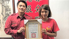 用愛迴向　黑鷹殉職駕駛女兒捐消防警報器殉職黑鷹直升機正駕駛康萬福的女兒、高雄市消防局苓雅分隊員康汶羽（右）日前以父親名義捐贈100顆火災警報器，盼用愛迴向父親，13日獲頒感謝狀。（高雄市消防局提供）中央社記者程啟峰高雄傳真  107年5月13日