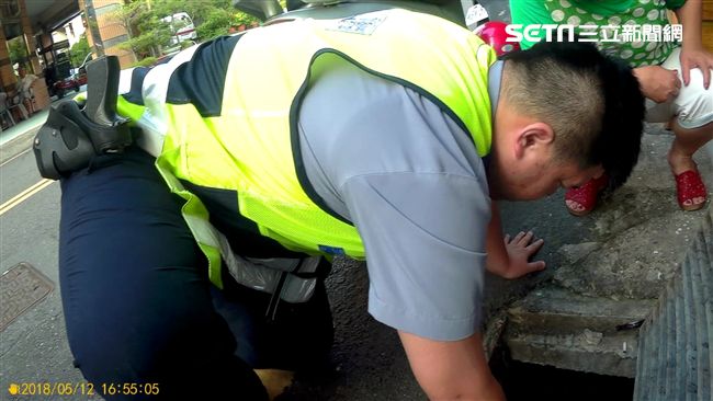 婦7萬金戒掉水溝　暖警忍臭掏泥尋獲