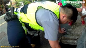 婦7萬金戒掉水溝　暖警忍臭掏泥尋獲