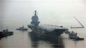 中國首艘國產航空母艦海試中國第2艘航艦13日上午7時許，從大連造船廠碼頭啟航，赴相關海域執行海上試驗任務，主要檢測驗證動力系統等設備的可靠性和穩定性。圖為數艘拖船將這艘國產航艦拖離大連造船廠碼頭。（中新社提供）中央社　107年5月13日