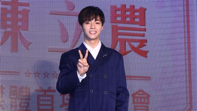 嘟嘴、萌笑都好像！陳立農竟撞臉他…