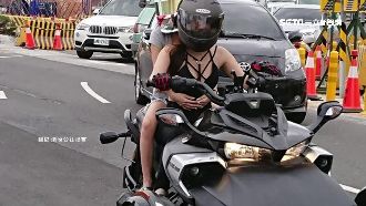 「辣貓女」微露酥胸　帥騎重機在台中