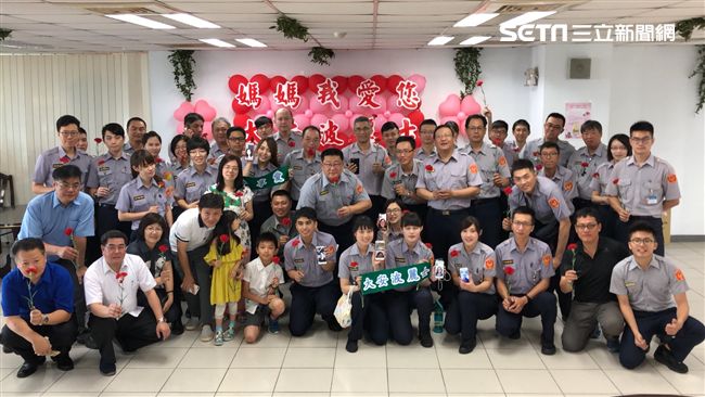 員警母親節上班　視訊讓媽指導煮湯麵