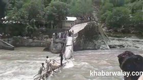 巴屬克什米爾橋斷  拍照學生3死15失蹤／YouTube