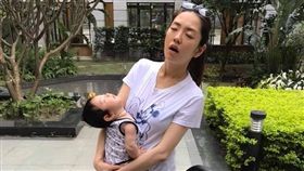 楊千霈學娃寶睡覺的姿態十分逗趣。（圖／翻攝自臉書）