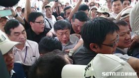 台北市長柯文哲專案報告與大灣北段居民抗議發生推擠。 （圖／記者林敬旻攝）