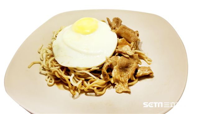 超商麵食戰開打　宵夜也能吃到鐵板麵
