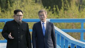 歷史場景  文金會板門店徒步橋長談4月27日南北韓高峰會談上最令人難忘的場面就是南韓總統文在寅（右）和北韓領導人金正恩（左）在板門店的徒步橋單獨長談。（南北韓峰會共同採訪團提供）中央社記者姜遠珍首爾傳真　107年4月30日