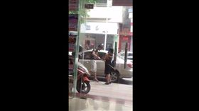 新北,板橋,黑色豪門企業,臉書,影片,棍子,打女友（圖／翻攝黑色豪門企業）