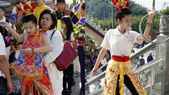 女模卡到陰引鬼神上身　開啟乩童人生