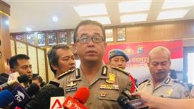 泗水教堂恐攻後　驚傳警察總部也遭炸
印尼,泗水,教堂,警察總部,自殺炸彈客,恐攻,炸彈
https://twitter.com/ChandniCNA/status/995851382241443841