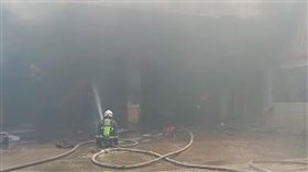 桃園紙器公司大火　幸無人員傷亡桃園市大園區一家紙器公司2日中午發生火警，火勢一發不可收拾，竄起大量濃煙，消防人員歷經1.5小時後控制火勢，無人員傷亡。（桃園市消防局提供）中央社記者邱俊欽桃園傳真　107年5月2日