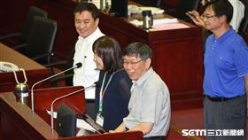 台北市長柯文哲出席市議會專案報告，副市長陳景峻、副秘書長李文英、民政局長藍世聰備詢。 （圖／記者林敬旻攝）