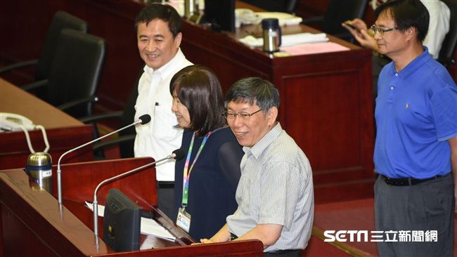 不禮讓辭職留任輔選？柯左右手陷兩難