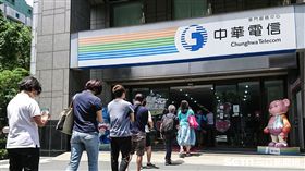 中華電信推出母親節499吃到飽方案，民眾排隊申辦。 （圖／記者林敬旻攝）