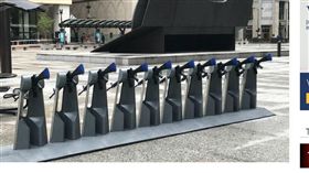 嘲諷滿點！廣場赫見整排「租借步槍」
美國,芝加哥,反槍枝,槍枝氾濫,裝置藝術,嘲諷,犯罪率
https://www.nbcchicago.com/news/local/provocative-gun-artwork-on-display-in-daley-plaza-482495401.html