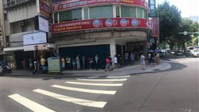 電信三雄推出499雙飽專案，不少民眾為了找到更划算的費率，忙著攜碼解約。有一對情侶也因是否「跳槽解約」吵架鬧分手。其他網友看到後掀起熱議，紛紛直呼「499之亂真的太狂了！」（圖／翻攝自爆怨公社）