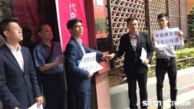 下一代幸福聯盟理事長曾獻瑩、公民行動總召游信義，台北地檢署，控告中選會主委陳英鈐違反公投法。潘千詩攝影