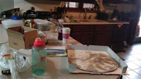 南非一名男子VJ用凌亂的廚房測試女友是否能娶回家。（圖／翻攝推特）