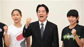 行政院長賴清德（中）14日到高雄視察國家運動訓練中心備戰2018亞運會狀況，羽球球后戴資穎（右）。（圖／行政院提供）