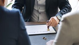 離婚、簽字、失和、吵架、分手、失和／Pixabay