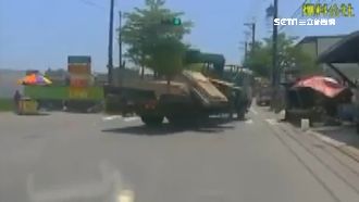 貨車過彎搶快　車上木板飛砸水果攤
