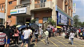 中華電信門市湧排隊人潮（2）電信三雄祭出新台幣499元吃到飽方案，限時7天擴大全民申辦，12日一早各地中華電信門市就湧入大批排隊人潮。圖為中華電信內湖服務中心。中央社記者王飛華攝　107年5月12日