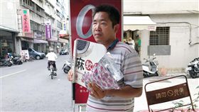 全盲視障人士街賣(記者郭奕均攝影)