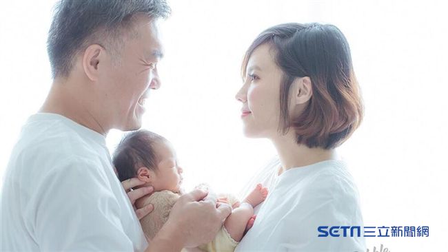 美女主播當媽了！女兒吸爛奶頭超不爽