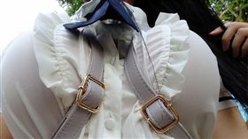 後背包可以這樣背！日本一名Cosplayer正妹「岡田ゆい」背包包時，將2條背帶放在乳溝中，雪乳則被背帶向外推開，胸形一覽無遺。其他網友看到後，紛紛暴動「我想當背包！」（圖／翻攝自推特）