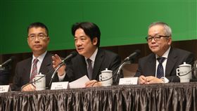 賴清德主持行政院記者會行政院長賴清德（中）14日在行政院，主持「我國薪資現況、低薪研究及其對策」記者會。中央社記者吳家昇攝  107年5月14日