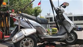 騎身障機車誤入國道　台南老翁自摔不治台南一名80歲謝姓老翁14日上午騎著身障機車誤入國道一號，經下營路段時疑輾過路面掉落物不慎自摔，送醫搶救仍宣告不治。圖為老翁所騎乘機車。（翻攝畫面）中央社記者楊思瑞台南傳真　107年5月14日